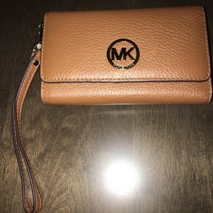 Michael KORS LEATHER MULTI FUNCTION WRISTLET